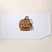 Whimsical Spooky Pumpkin met geesten, katten en ha Strandlaken (Voorkant)
