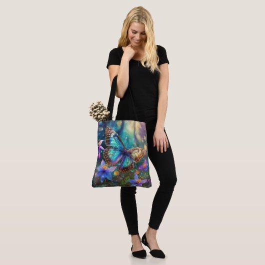 Whimsical Spring Butterfly en Columbine Forest Tote Bag (Op model)
