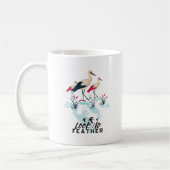 Whimsical Stork Pun Art - 'Kijk Geen Veer' Koffiemok (Links)