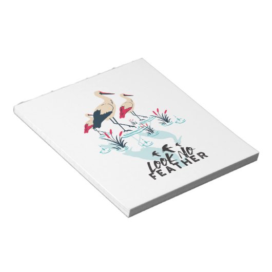 Whimsical Stork Pun Art - 'Kijk Geen Veer' Notitieblok (Schuin)
