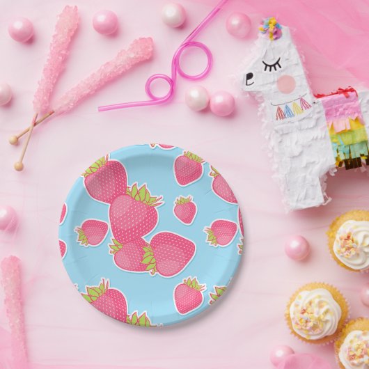 Whimsical Strawberry Pattern op Blue Papieren Bordje (Feest)