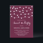 Whimsical String Lights Paarse Sweet 16 Party Kaart<br><div class="desc">Whimsical en elegante Sweet Sixteen Party uitnodiging met witte hanglampen. Deze uitnodiging is perfect voor buitenfeesten. Andere evenementen en andere achtergronden zijn beschikbaar.</div>