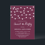 Whimsical String Lights Paarse Sweet 16 Party Kaart<br><div class="desc">Whimsical en elegante Sweet Sixteen Party uitnodiging met witte hanglampen. Deze uitnodiging is perfect voor buitenfeesten. Andere evenementen en andere achtergronden zijn beschikbaar.</div>