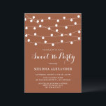 Whimsical String Lights Terracotta Sweet 16 Party Kaart<br><div class="desc">Deze elegante en grillige zoete 16 feestuitnodiging heeft witte hangende feeënlichten op een terracotta achtergrond. Personaliseer door uw gegevens toe te voegen. Deze terracotta lieve zestien uitnodiging is ideaal voor buiten en herfst verjaardagsfeestjes.</div>