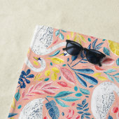 Whimsical Sweet Swans op Bord Roze Strandlaken (In situ)