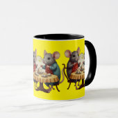 Whimsical Tea Party met muizenillustratie op Mok (Voorkant rechts)