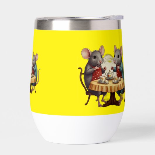 Whimsical Tea Party met muizenillustratie op Mok (Links)