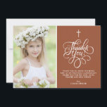 Whimsical Terracotta Eerste Heilige Communie Foto Bedankkaart<br><div class="desc">Whimsical Script Terracotta Eerste Heilige Communie Foto Dank je kaart | Stuur bedankt naar familie en vrienden met deze aanpasbare communie dank u platte kaart. Het bevat een grillig script op een terracotta achtergrond en een kwartfoil patroon. Deze elegante foto bedankkaart zal ook perfect zijn voor doop en doopkaart bedankje....</div>