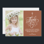 Whimsical Terracotta Eerste Heilige Communie Foto Bedankkaart<br><div class="desc">Whimsical Script Terracotta Eerste Heilige Communie Foto Dank je kaart | Stuur bedankt naar familie en vrienden met deze aanpasbare communie dank u platte kaart. Het bevat een grillig script op een terracotta achtergrond en een kwartfoil patroon. Deze elegante foto bedankkaart zal ook perfect zijn voor doop en doopkaart bedankje....</div>