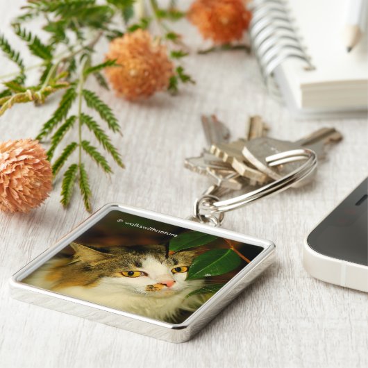 Whimsical The Cat en de Camellia Leaf Sleutelhanger (Zijkant)