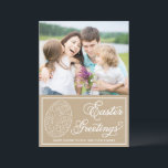 Whimsical Typografie  Paasfotokaart Feestdagenkaart<br><div class="desc">Stuur Pasen groeten aan familie en vrienden met deze aanpasbare Happy Easter kaart. Deze paasfotokaart heeft een grillige illustratie van een ei met een kraftpapier-achtergrond. Personaliseer door uw gegevens toe te voegen. Vergelijkbare objecten vind je in mijn winkel.</div>