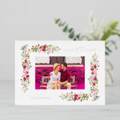 Whimsical Typography Red en Pink Shades Flowers Folie Uitnodiging (Staand Voorkant)