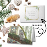 Whimsical Uil in de winter met kerstverlichting Feestdagen Kaart<br><div class="desc">Deze kerstkaart is grillig en winterachtig en heeft een uil in een bos met kerstverlichting en sneeuw. Binnen omringt een zacht groen met faux gold glitter accentrand donkergroene tekst waarmee u uw vakantiepas naar uw eigen smaak en voor uw beoogde ontvanger kunt aanpassen. Op de achterkant stropdassen de accenten samen...</div>