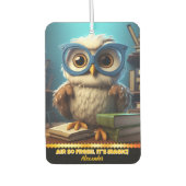 Whimsical uil met bril in een gezellig bibliotheek luchtverfrisser (Voorkant)
