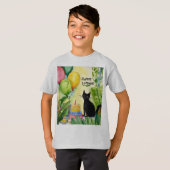 Whimsical Verjaardag Verrassing: Zwarte Kat in de  T-shirt (Voorkant volledig)