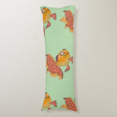 Whimsical Volkskunst Goudvis | Boho Wervelende Fan Lichaamskussen (Voorkant Verticaal)