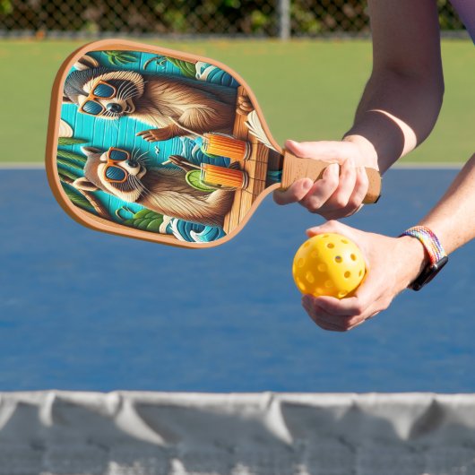 Whimsical wasberen neergestreken op rustieke tafel pickleball paddle (Insitu)