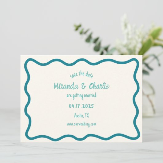 Whimsical Wavy Border Handgeschreven Retro Blauw Save The Date (Staand voorkant)