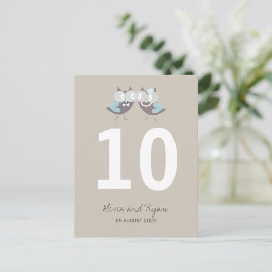 Whimsical Wedding Bruin Blauwe Uilen Tafelnummer (Staand voorkant)