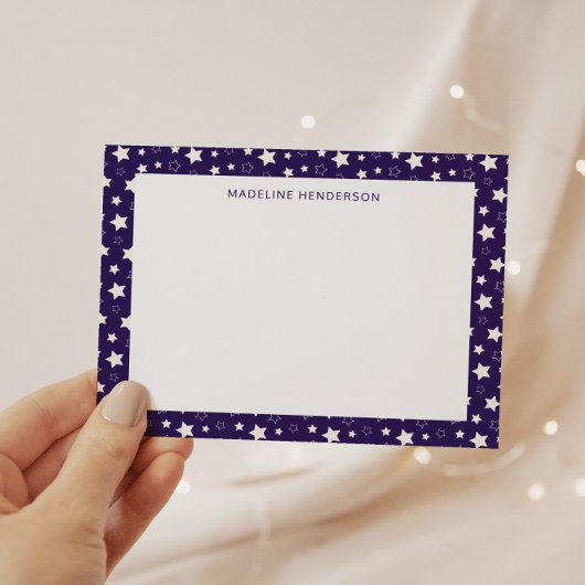 Whimsical White Stars Donker Paarse Monogram Notitiekaartje