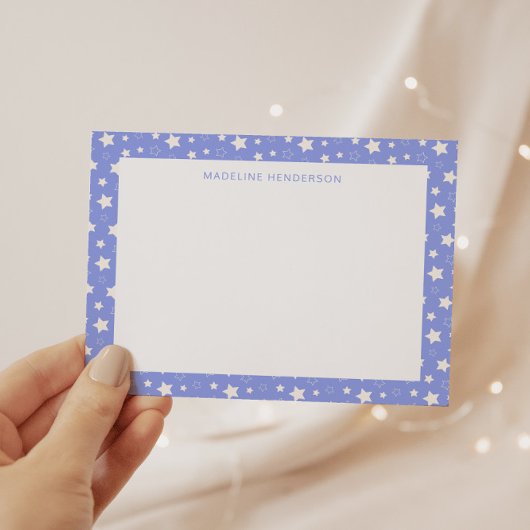 Whimsical White Stars Lichtblauw Monogram Notitiekaartje