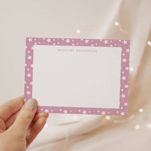 Whimsical White Stars Pastel Roze Monogram Notitiekaartje