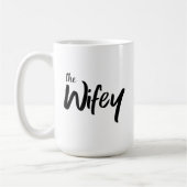Whimsical Wifey Brush Script Tekst voor Haar Koffiemok (Links)