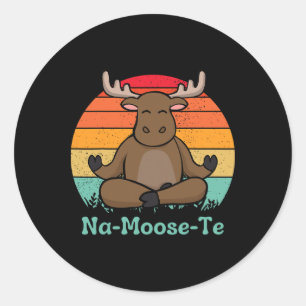 Whimsical Wildlife Na-moose-te Grappige Eland Yoga Ronde Sticker