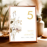 Whimsical Willem Table Number Kaart<br><div class="desc">Dit Whimsical Wildflower tafelnummer is perfect voor je eenvoudige, elegante boho bruiloft. De minimalistische waterverf wilde bloemen helpen je visie tot leven te brengen! Het ontwerp van witte en goudbloemen, met een paarse en gele aanraking, is zeker om je minimale herfst florale trouwdroom te voltooien! Houd het zoals is, of...</div>