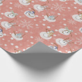 Whimsical Winter Snowmen at Play Muted Coral Pink Cadeaupapier (Hoek)