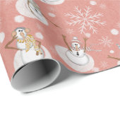Whimsical Winter Snowmen at Play Muted Coral Pink Cadeaupapier (Rol Hoek)