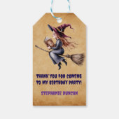 Whimsical Witch Flying Broom Girl Verjaardagsfeest Cadeaulabel (Achterkant)