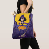 Whimsical Witch met Broomstick en de maan Tote Bag (Dichtbij)