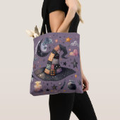 Whimsical Witch Pet en hemelse magie Tote Bag (Dichtbij)