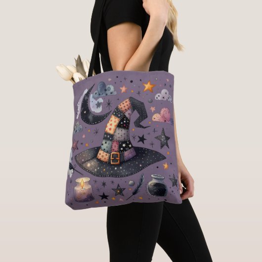 Whimsical Witch Pet en hemelse magie Tote Bag (Dichtbij)