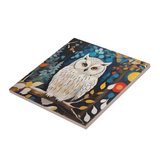 Whimsical witte uil in kleurrijk levendig bos tegeltje (Zijkant)