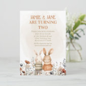 Whimsical Woodland Bunny Twin dubbele verjaardag Kaart (Staand voorkant)