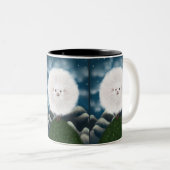 Whimsical Wooly: Gekke Super Fluffy Sheep op de Tweekleurige Koffiemok (Voorkant rechts)