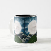 Whimsical Wooly: Gekke Super Fluffy Sheep op de Tweekleurige Koffiemok (Voorkant links)