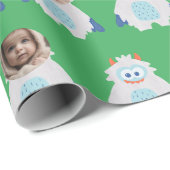 Whimsical Yeti Gezichtsfoto Kinder Kerst Cadeaupapier (Rol Hoek)