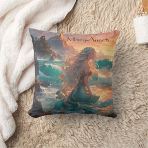 Whimsical Zeemeermin, stromend haar, oceaan Kussen