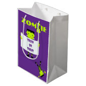 Whimsical Zombie Party Halloween Trick or treat Medium Cadeauzakje (Voorkant Gekanteld)