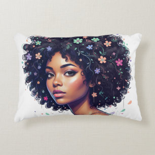 Whimsical zwart meisje met bloemversierde afro accent kussen
