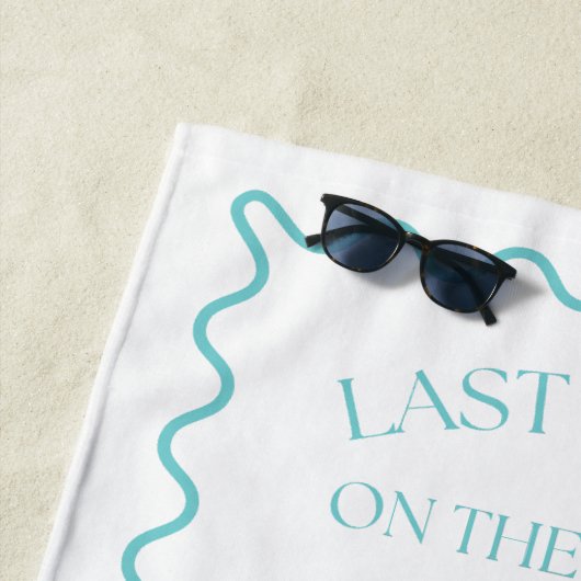 Whimsicale laatste toast op het kust turquoise strandlaken (In situ)