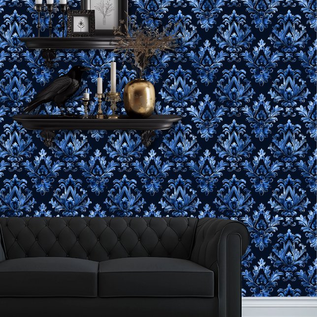 Whimsigoth decoratief blauw behang (Whimsigoth Dusty Blue Damask on black wallpaper behind a black couch.)