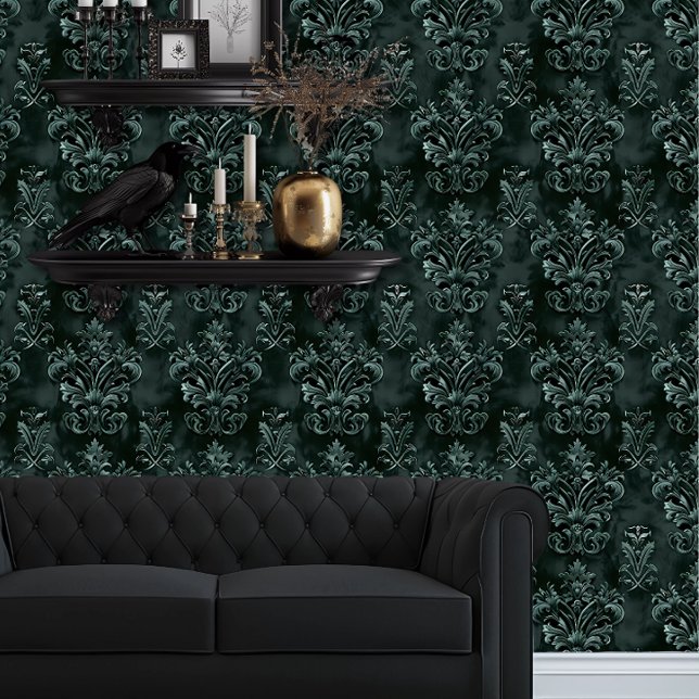 Whimsigoth decoratieve smaragd groen behang (Whimsigoth Green Damask wallpaper behind a black couch.)