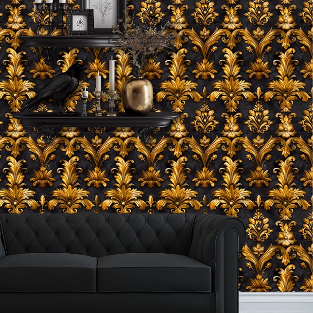 Whimsigoth Elegant Goud op Zwart Behang (Whimsigoth Gold Damask on Black wallpaper behind a black couch.)