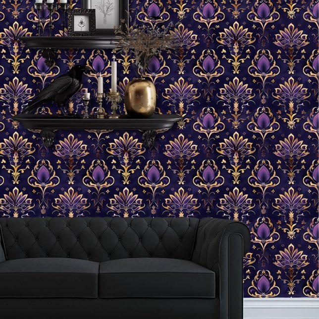 Whimsigoth Elegant Paarse en Goud Behang (Whimsigoth ELegatn Purple & Gold wallpaper behind a black couch.)