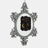 Whimsigoth Fantasy – Mystieke bossen, manen en man Tin Sneeuwvlok Ornament (Links)