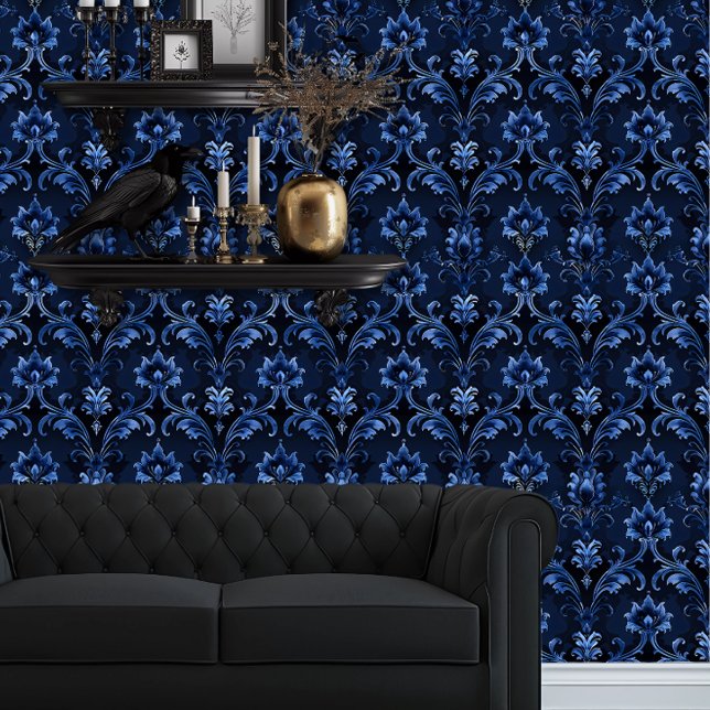 Whimsigoth gedetailleerd blauw behang (Whimsigoth Dark Blue Damask wallpaper behind a black couch.)